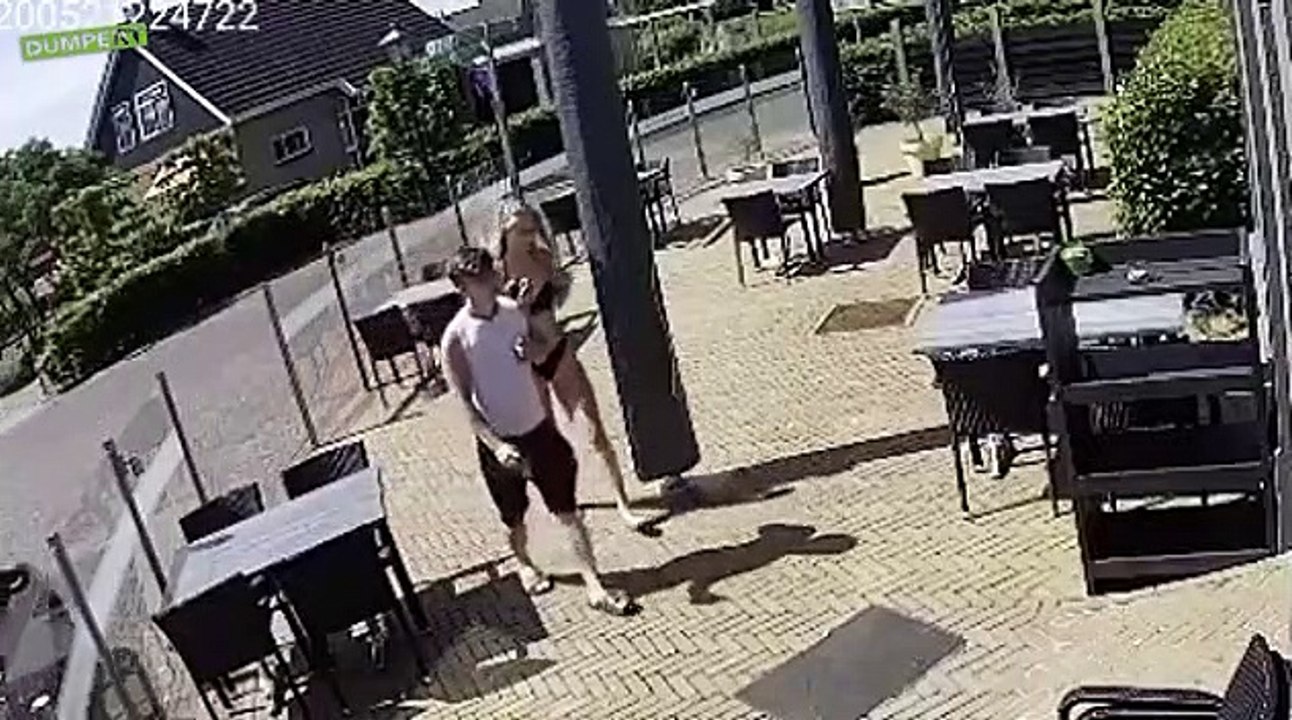 Opa ziet een lekker mokkeltje Rijdt gelijk het terras even op