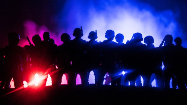 Police Shoot Members Of TV News Crew With Rubber Bullets