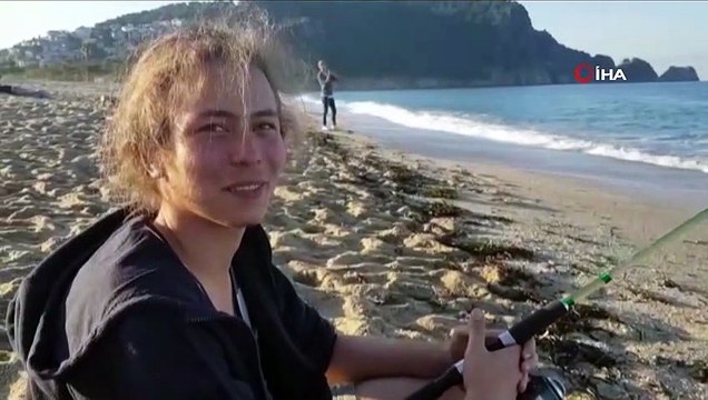 Alanya’da vatandaşlar sabahın ilk ışıklarında sahile akın ettiler