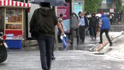Normalleşmenin ilk sabahı metrobüs durağında insan yoğunluğu