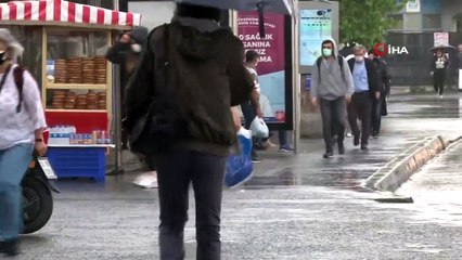 Normalleşmenin İlk Sabahı Metrobüs Durağında İnsan Yoğunluğu