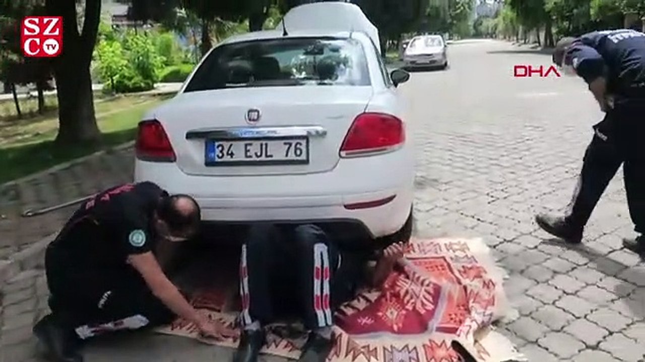 Otomobile sıkışan kedi, tamirhanede kurtarıldı