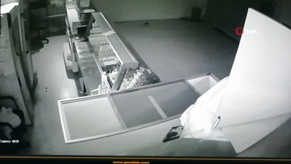Okul kantininden hırsızlık yapan şahıs kamerada