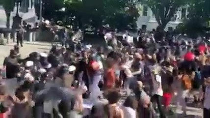 কৃষ্ণাঙ্গ হত্যা: হোয়াইট হাউসের বাইরে পুলিশের সাথে বিক্ষোভকারীদের সংঘর্ষ || 52BD