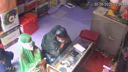ज्वेलरी की दुकान में महिला चोर की करतूतें सीसीटीवी कैमरे में हुई कैद