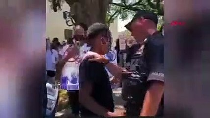 ABD'deki gösterilerde ağlayan eylemciyi polis böyle teselli etti
