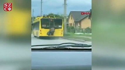 Ukrayna'da yaşlı kadın, toplu taşıma sınırlamasına böyle çözüm buldu