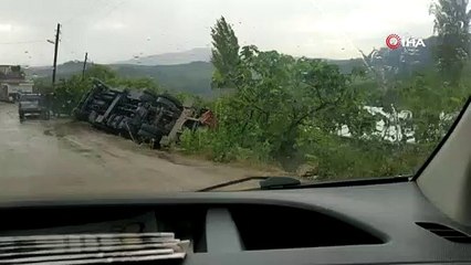 Virajı alamayan vinç devrildi