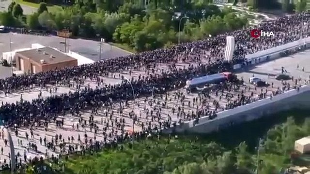 Korkunç görüntü: TIR, protestocuların arasına böyle daldı!