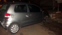 Carro atinge mureta no Bairro Floresta