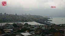İstanbul Boğazı'nın üstünde karabulutlar ve yağmur manzarası