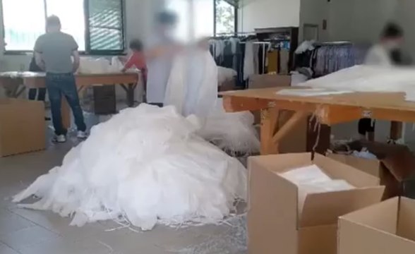 Torino - Laboratorio tessile abusivo: 16 operai in nero cucivano camici e mascherine (01.06.20)