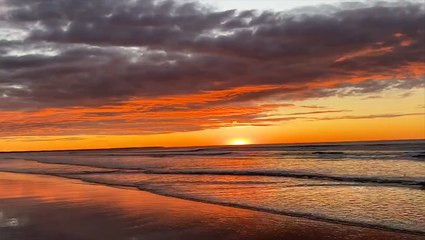 Stunning scene as sun rises over the ocean