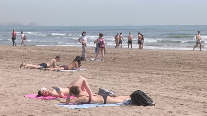 Tras casi 3 meses de confinamiento, los valencianos pueden volver a bañarse en la playa