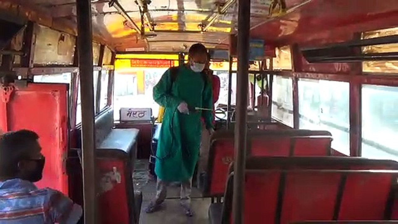 रोडवेज बसों का संचालन शुरू, बसों को कराया सैनिटाइज