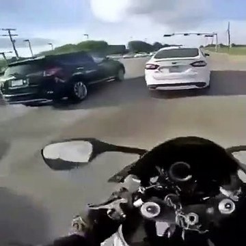 Ce motard est passer à quelques centimètres de la mort