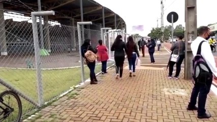 2 mil pessoas já compareceram ao estádio de Cascavel em busca de emprego; 300 vagas foram anunciadas