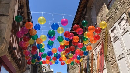 Un ciel de ballons danse dans