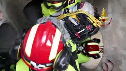 Video herunterladen: Roma - Esercitazione ricerca e soccorso dei Vigili del Fuoco (01.06.20)