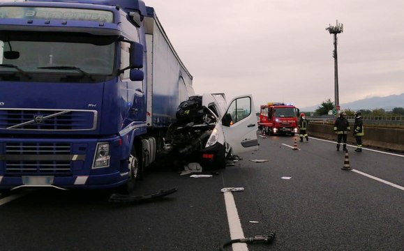 Scontro tra Tir e furgone su Roma-Napoli, vicino Guidonia: un morto (01.06.20)