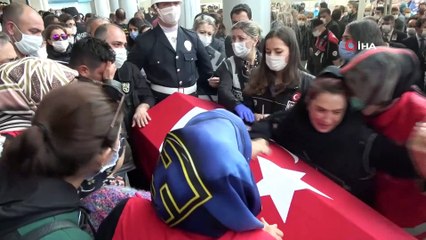 Şehit babaya yürekleri dağlayan son dokunuş.... Acılı eşi Bakan Soylu teselli etti