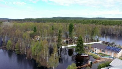 Lappland: Enten schwimmen auf Radwegen