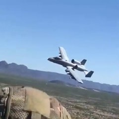 02-A-10 Thunderbolt II fazendo um rasante nas Montanhas