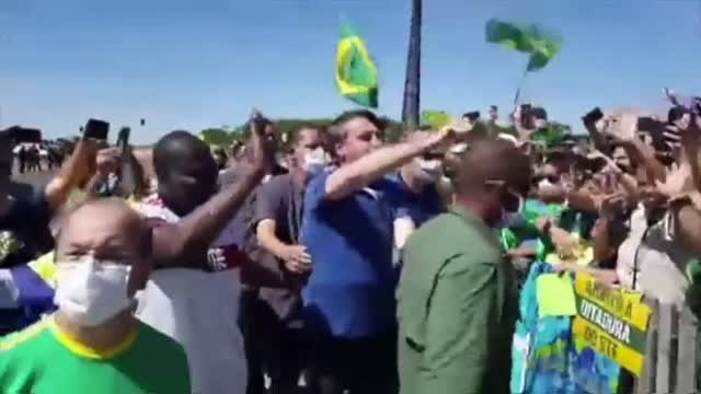 Bolsonaro se pasea a caballo entre miles de personas sin mascarilla ni respetando la distancia social