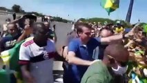Bolsonaro se pasea a caballo entre miles de personas sin mascarilla ni respetando la distancia social