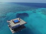 Un bungalow en pleine mer avec une chambre sous-marine... Vacances de rêve