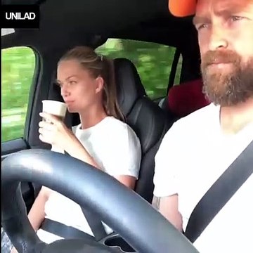 Il fait une petite blague à sa copine en voiture