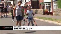 شاهد: طفل بريطاني من ذوي الاحتياجات الخاصة ينجح في إكمال سباق ماراثون خيري
