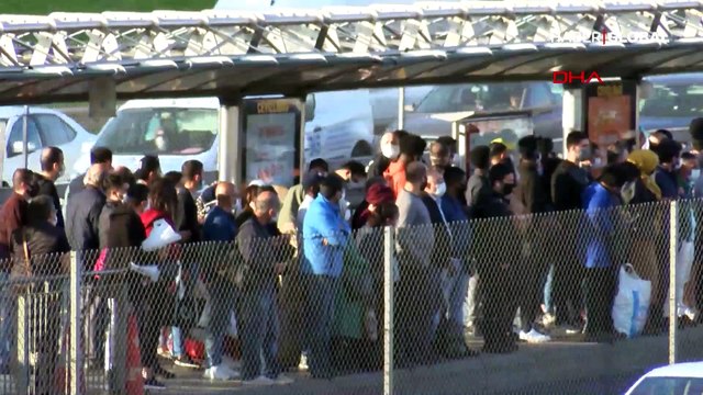 Metrobüs ve tramvay duraklarında tedirgin eden görüntü!