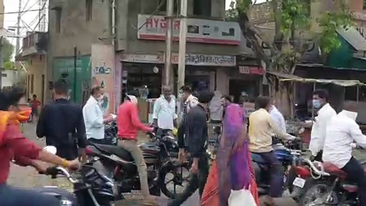 मक्सी में पुलिस ओर नगरपरिषद ने 38 लोगो के चालान बनाये
