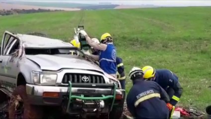 Motorista é socorrido ao capotar caminhonete na BR-467