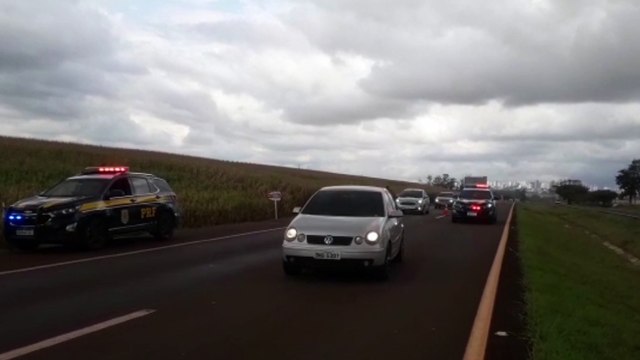 Utilitário para no sentido contrário da BR-467 após condutor perder o controle e bater contra placa