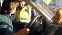 Hilare, ce conducteur a un fou rire devant ce policier à cause d'une peluche qui répète tout ce qu'il dit !