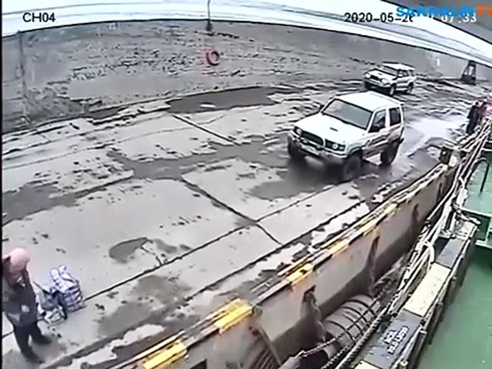 En retard, il tombe à l'eau essayant de prendre le bateau en partance !