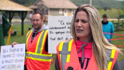 Des citoyens marchent pour l'ouverture de la frontière