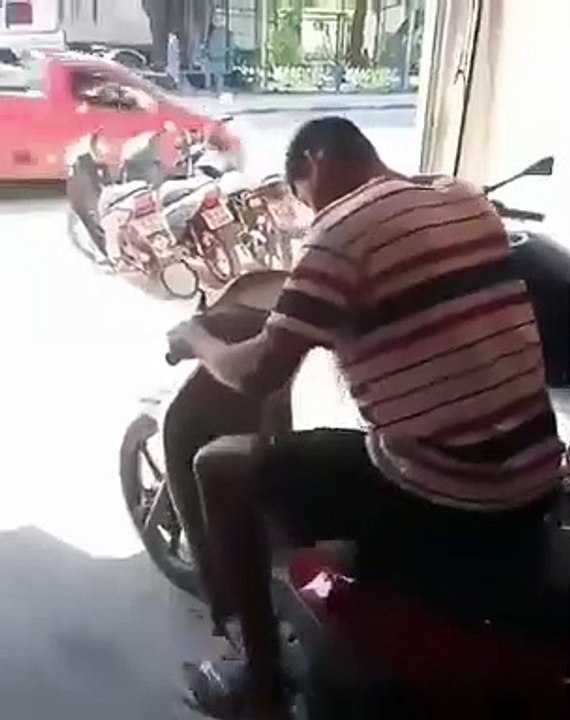 Motociclista experimenta mota mas nunca mais ni...