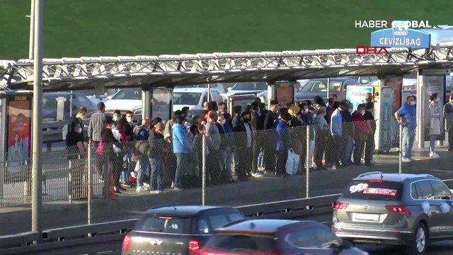Metrobüs ve tramvay duraklarındaki kalabalık korkuttu