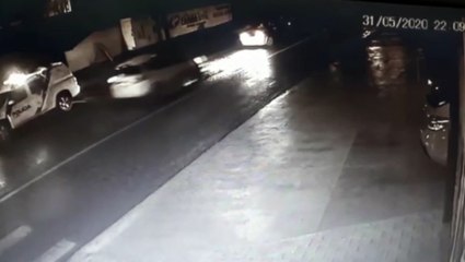 Colisão frontal entre veículos na Rua Rio da Paz é flagrada por câmera de segurança