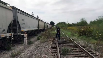 ¡Viaje mortal! Muere un hombre por descarga eléctrica en furgón del tren