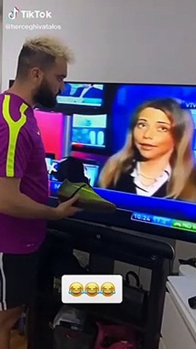 Faire sentir sa chaussure à des journalistes