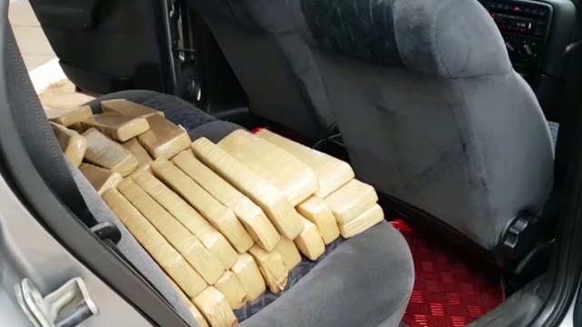 PM detém dupla e apreende 75 kg de maconha, buchas de cocaína e revólver municiado no Esmeralda