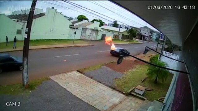 Câmera mostra veículo em chamas no Bairro Cascavel Velho