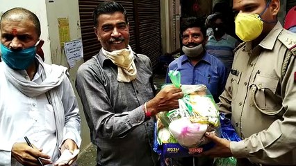 आगरा: समाजसेवियों ने 121 परिवारों को बांटी खाद्य सामग्री