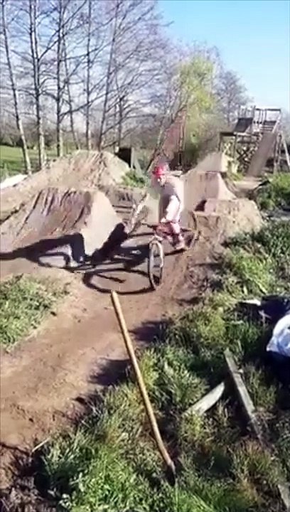 VTT : il se plante d'un coup entre 2 pentes d'un saut !
