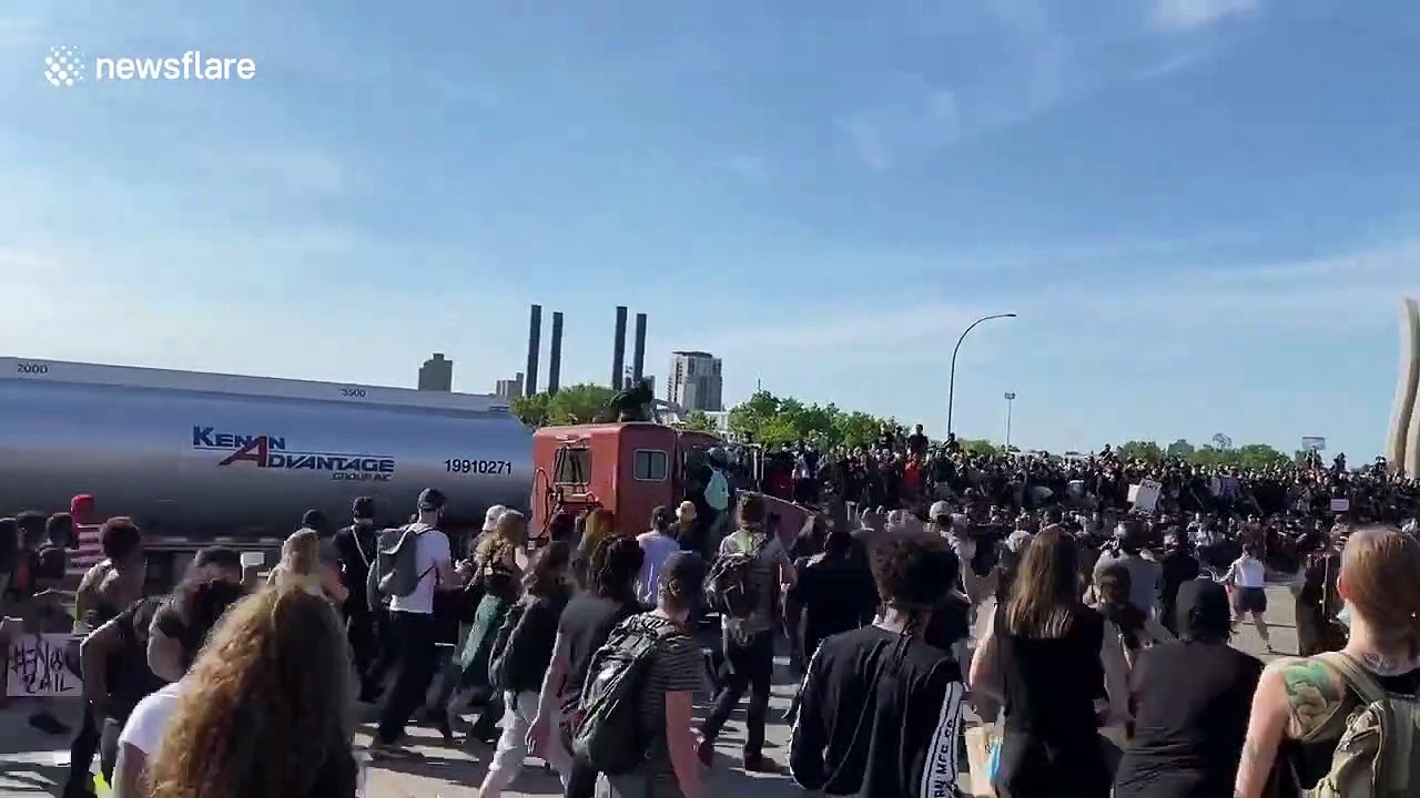 Moment protesters swarm tanker that drove into Minneapolis crowd