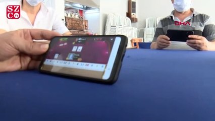 Kahvehanede cep telefonuyla okey oynadılar